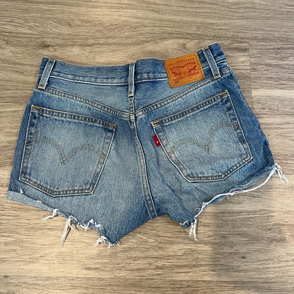 LEVIS DENIM SHORTS SIZE 25 - Picture 2 of 3